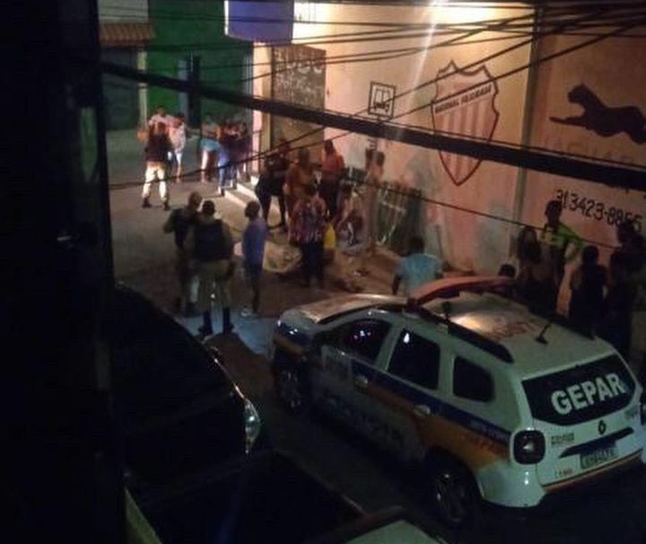 Homem é morto com três tiros na cabeça em rua do bairro Jardim Felicidade, em BH - Foto: Reprodução/Redes Sociais