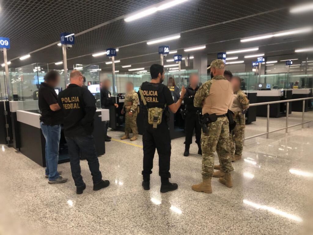 Três passageiros são presos no Aeroporto de Confins em voo de deportados dos Estados Unidos - Foto: Divulgação/Polícia Federal