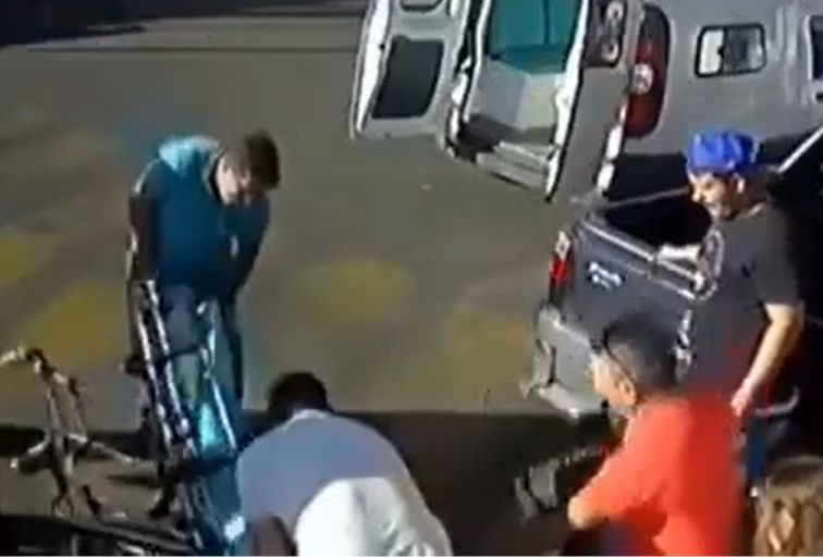 Vídeo: Idoso cai de maca enquanto é socorrido por enfermeiros em Coqueiral, no Sul de Minas - Foto: Reprodução
