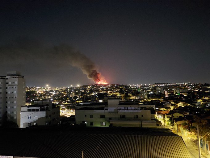 Incêndio de grandes proporções atinge galpão na Vila Inestan, no bairro Cachoeirinha, em BH - Foto: Reprodução/Redes Sociais