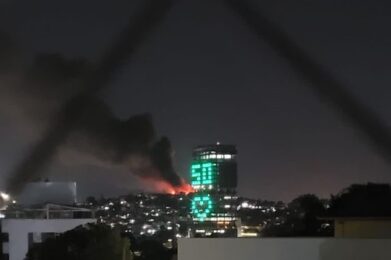 Incêndio de grandes proporções atinge galpão na Vila Inestan, no bairro Cachoeirinha, em BH - Foto: Reprodução/Redes Sociais