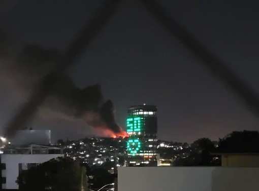 Incêndio de grandes proporções atinge galpão na Vila Inestan, no bairro Cachoeirinha, em BH - Foto: Reprodução/Redes Sociais