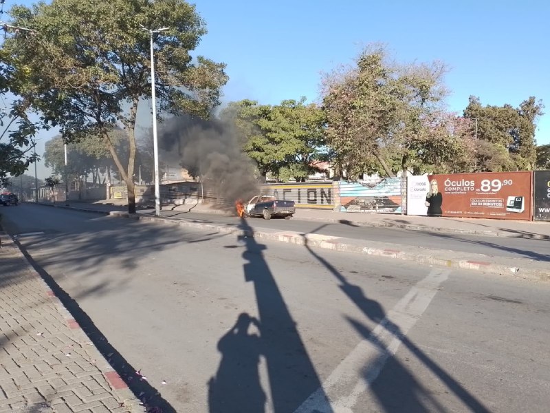 Incêndio em carro a gás fecha avenida em Contagem - Foto: Divulgação/Corpo de Bombeiros