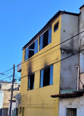 Mulher é encontrada morta de joelhos ao chão em incêndio na Pampulha, em BH - Foto: Divulgação/Corpo de Bombeiros