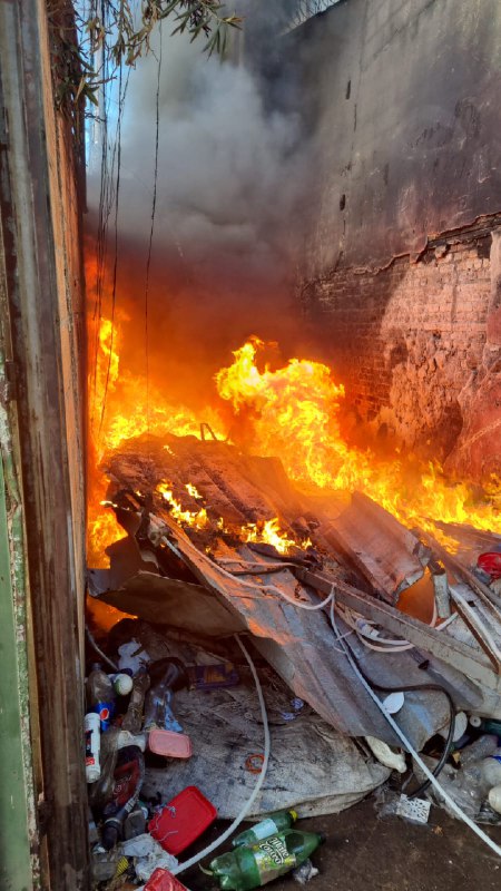 Incêndio em ferro-velho assusta moradores no bairro Cidade Industrial, em Contagem - Foto: Divulgação/Corpo de Bombeiros