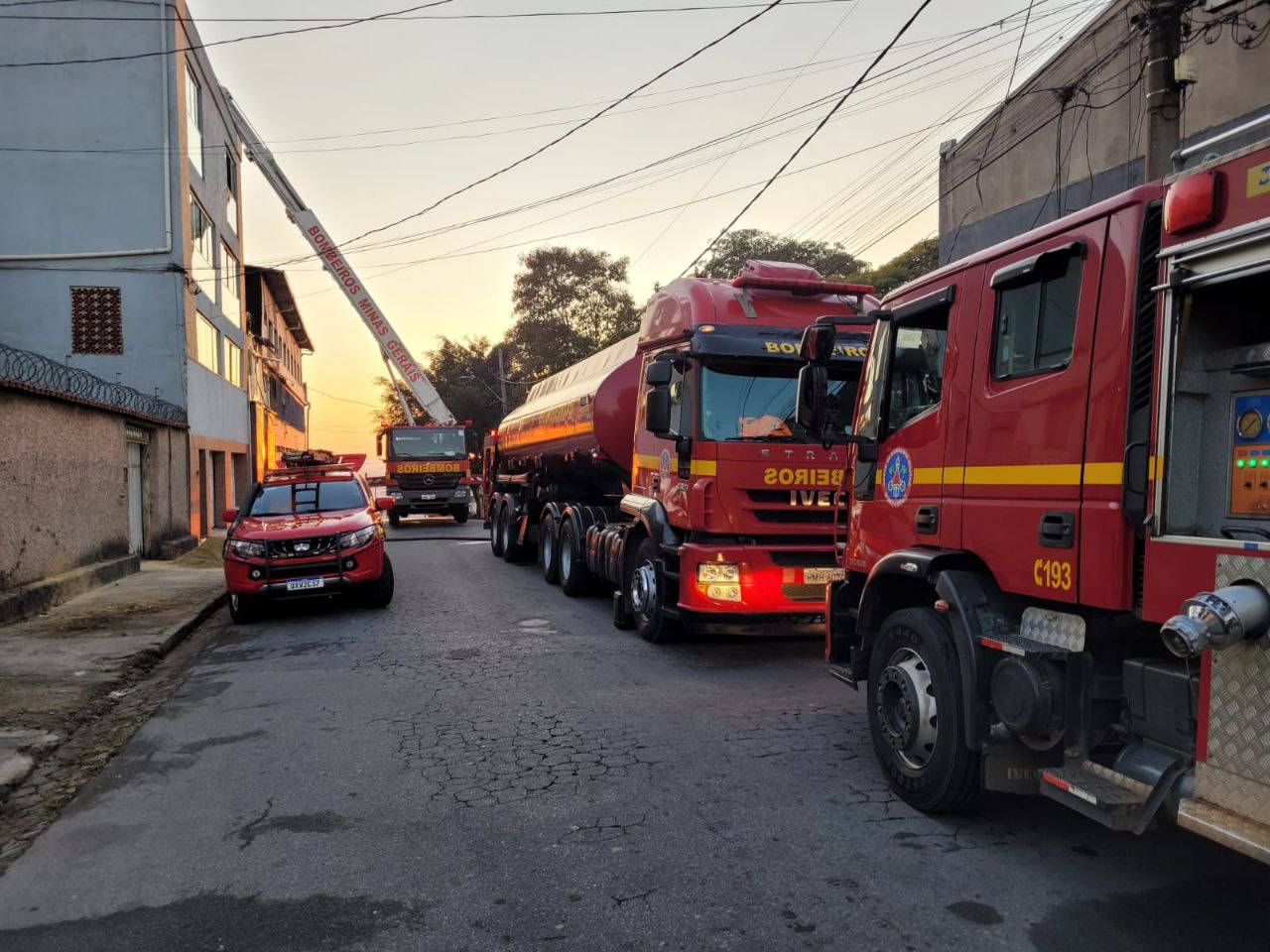 Onze famílias são retiradas de casa durante incêndio no bairro Cachoeirinha, em BH - Foto: Divulgação/Corpo de Bombeiros