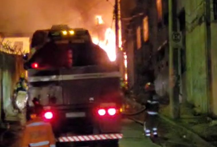 Onze famílias são retiradas de casa durante incêndio no bairro Cachoeirinha, em BH - Foto: Reprodução/Redes Sociais