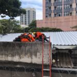 Suspeito de furto morre preso em telhado de drogaria no bairro Santo Antônio, em BH - Foto: Divulgação/Corpo de Bombeiros