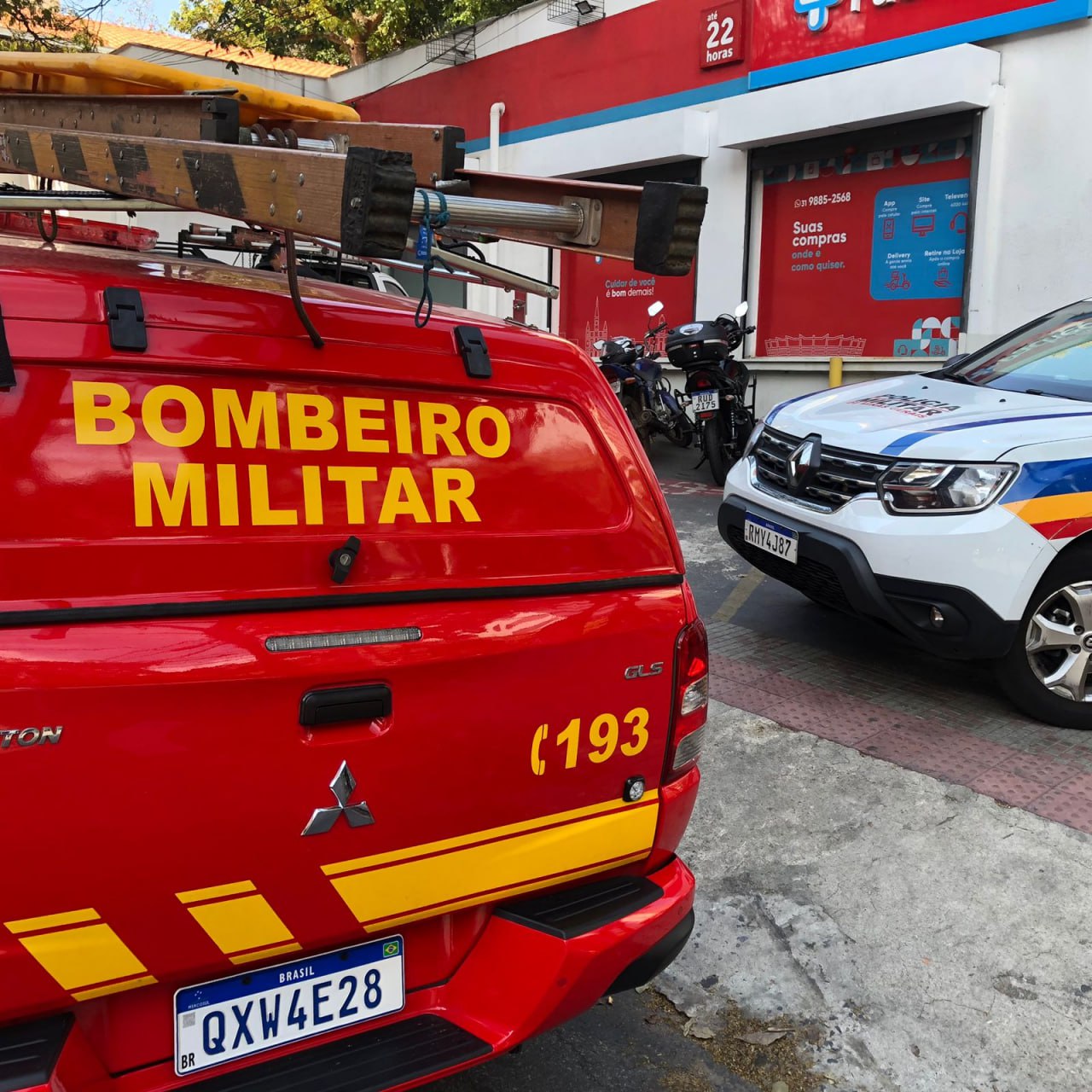 Suspeito de furto morre preso em telhado de drogaria no bairro Santo Antônio, em BH - Foto: Divulgação/Corpo de Bombeiros