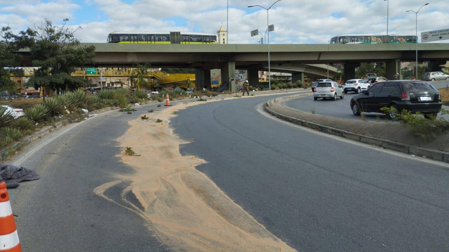 Óleo na pista derruba motociclistas no acesso da Avenida Cristiano Machado ao Centro de BH Óleo na pista derruba motociclistas no acesso da Avenida Cristiano Machado ao Centro de BH - Foto: Divulgação/BHTrans