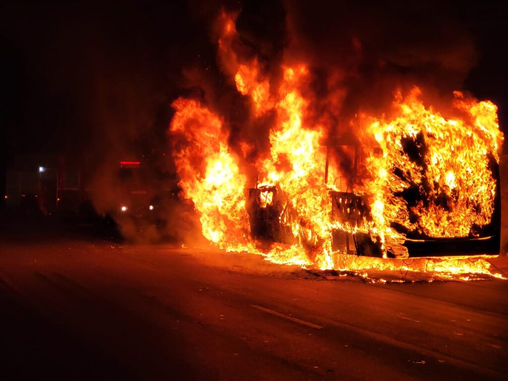 Ônibus é incendiado após assalto na Via Expressa de Contagem - Foto: Divulgação/Corpo de Bombeiros