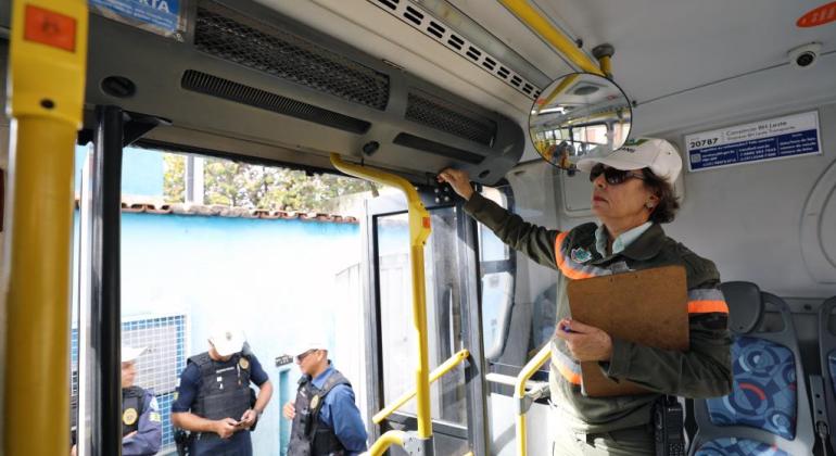 Dois ônibus são autuados por irregularidades e mal funcionamento em BH - Foto: Divulgação/PBH