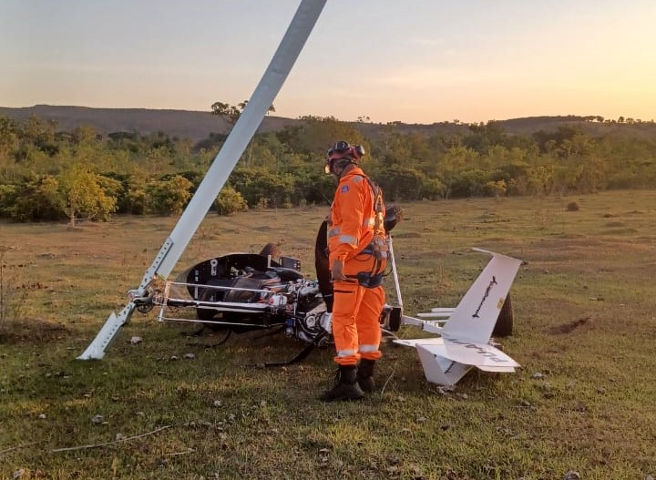 Queda de helicóptero deixa piloto e passageiro ferido na Serra do Cipó, em Santana do Riacho - Foto: Divulgação/Corpo de Bombeiros