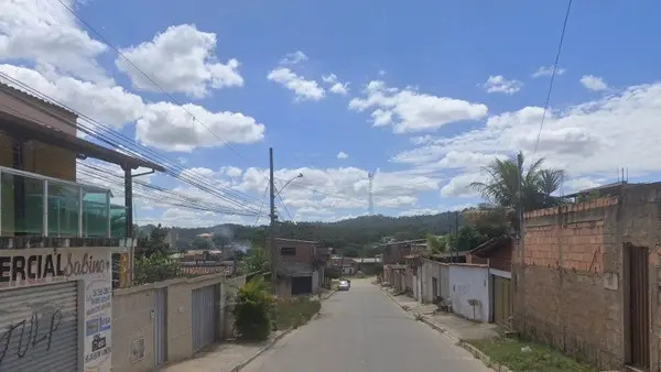 Dois jovens são baleados por conversavam no meio da rua no bairro Santana, em Ribeirão das Neves - Foto: Reprodução/Google Street View