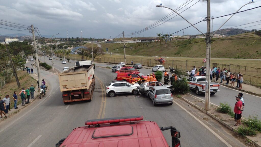 Três pessoas ficam feridas após acidente na Avenida das Indústrias, em Santa Luzia - Foto: Divulgação/Corpo de Bombeiros