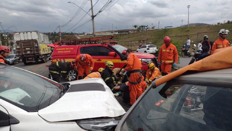 Três pessoas ficam feridas após acidente na Avenida das Indústrias, em Santa Luzia - Foto: Divulgação/Corpo de Bombeiros