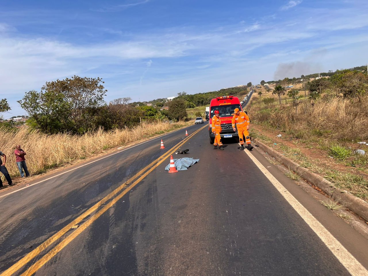 Jovem morre após bater de frente com caminhão ao empinar moto na BR-497, em Uberlândia - Foto: Divulgação/Corpo de Bombeiros