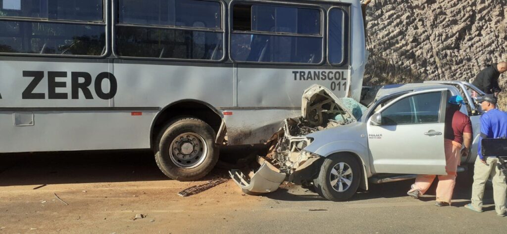 Três pessoas ficam feridas após carro bater na traseira de ônibus na MG-435, em Caeté - Foto: Divulgação/Corpo de Bombeiros