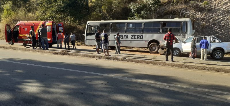 Três pessoas ficam feridas após carro bater na traseira de ônibus na MG-435, em Caeté - Foto: Divulgação/Corpo de Bombeiros