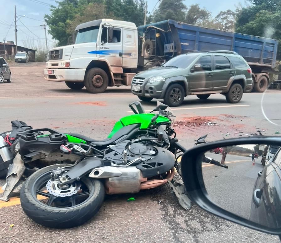 Piloto fica ferido após acidente entre moto e carro na BR-381, em Caeté - Foto: Reprodução/Redes Sociais