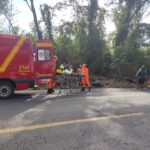 Acidente entre moto e carreta deixa cabo da Polícia Militar ferido na BR-452, em Perdizes - Foto: Divulgação/Corpo de Bombeiros