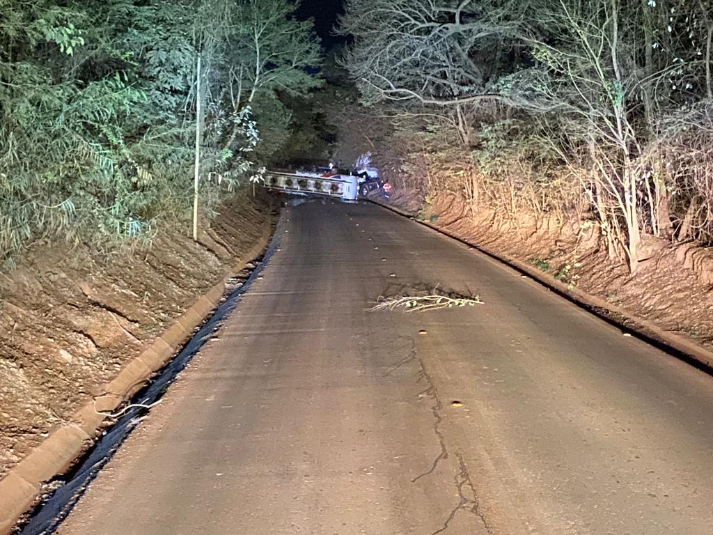 Caminhão com diesel tomba e interdita rodovia LMG-813, em Brumadinho - Foto: Divulgação/Corpo de Bombeiros