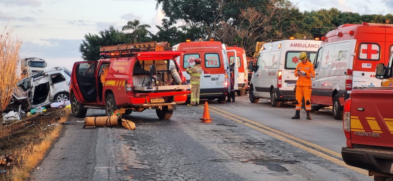 Casal morre após acidente entre carro e caminhão na MGC-354, em Patos de Minas - Foto: Divulgação/Corpo de Bombeiros