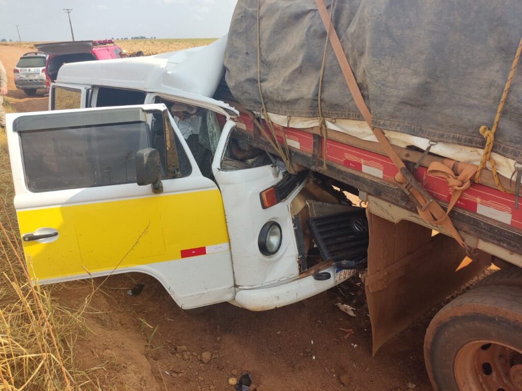 Motorista morre preso às ferragens em acidente na zona rural de Santa Juliana - Foto: Divulgação/Corpo de Bombeiros