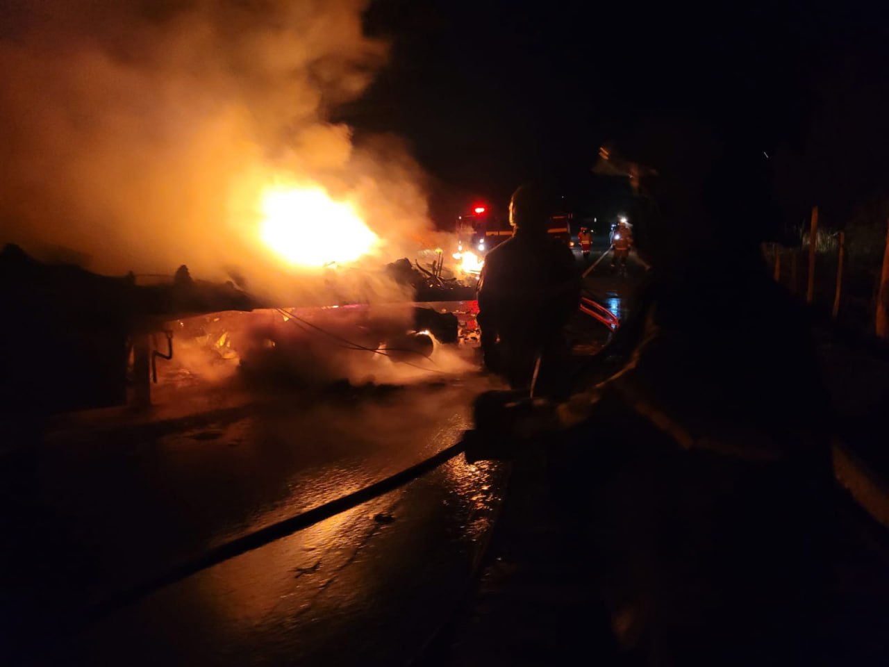 Quatro pessoas morrem em grave acidente entre carreta e caminhão na BR-116, em São Pedro do Avaí 2 Quatro pessoas morrem em grave acidente entre carreta e caminhão na BR-116, em São Pedro do Avaí - Foto: Divulgação/Corpo de Bombeiros