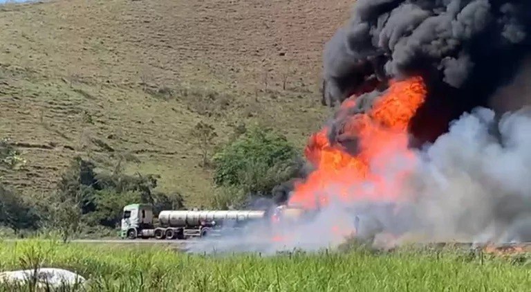 Carretas-tanque com diesel e ácido sulfúrico batem, causam incêndio e morte na BR-116, em Além Paraíba - Foto: Reprodução