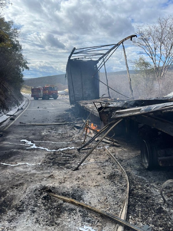 Motorista morre carbonizado após acidente entre carretas na BR-116, no Leste de Minas - Foto: Divulgação/Corpo de Bombeiros