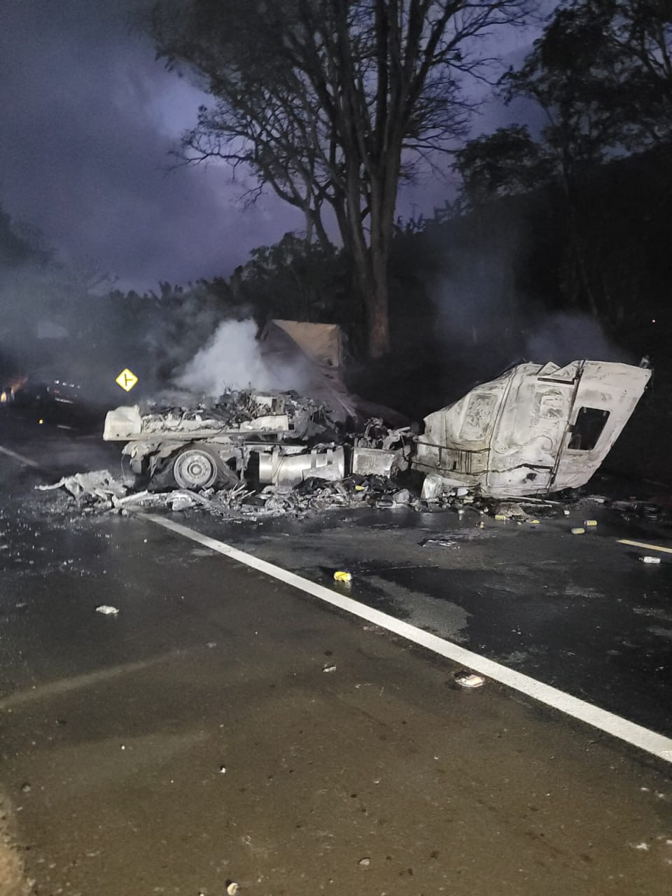 Quatro Pessoas Morrem Em Grave Acidente Entre Carreta E Caminhão Na BR ...