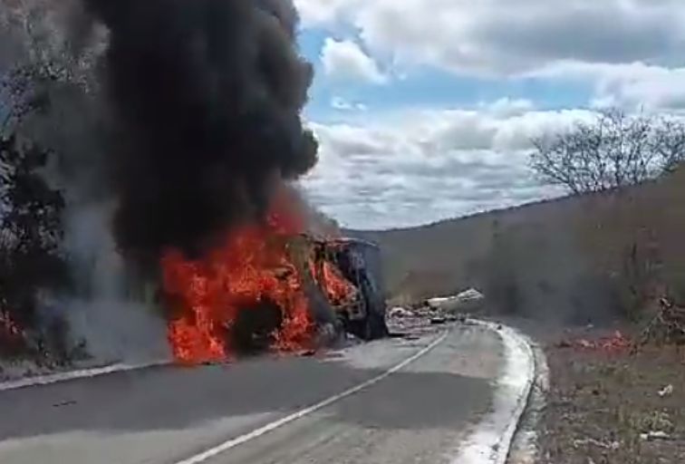 Motorista morre carbonizado após acidente entre carretas na BR-116, no Leste de Minas - Foto: Divulgação/Corpo de Bombeiros