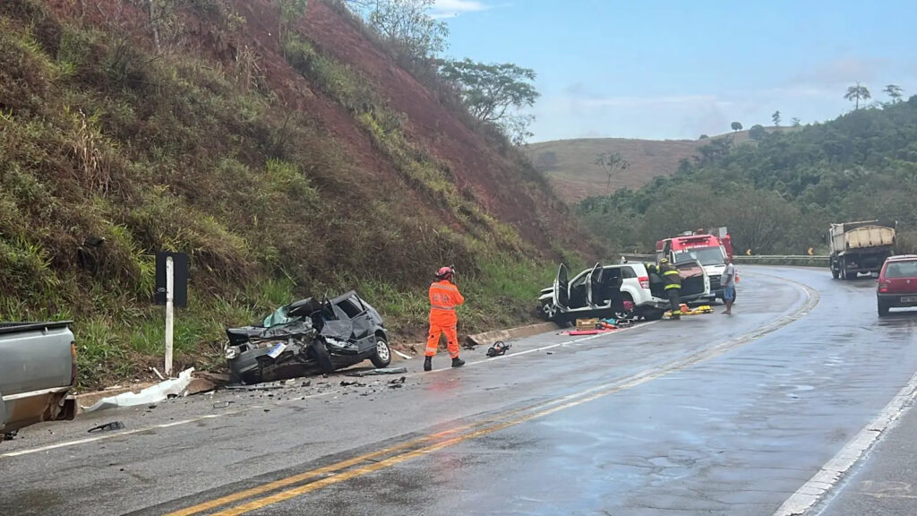 Três pessoas morrem em grave acidente na BR-381, entre Governador Valadares e Periquito - Foto: Reprodução