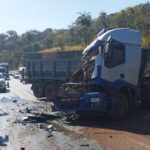 Batida entre carretas complica trânsito na BR-381, em Ravena - Foto: Divulgação