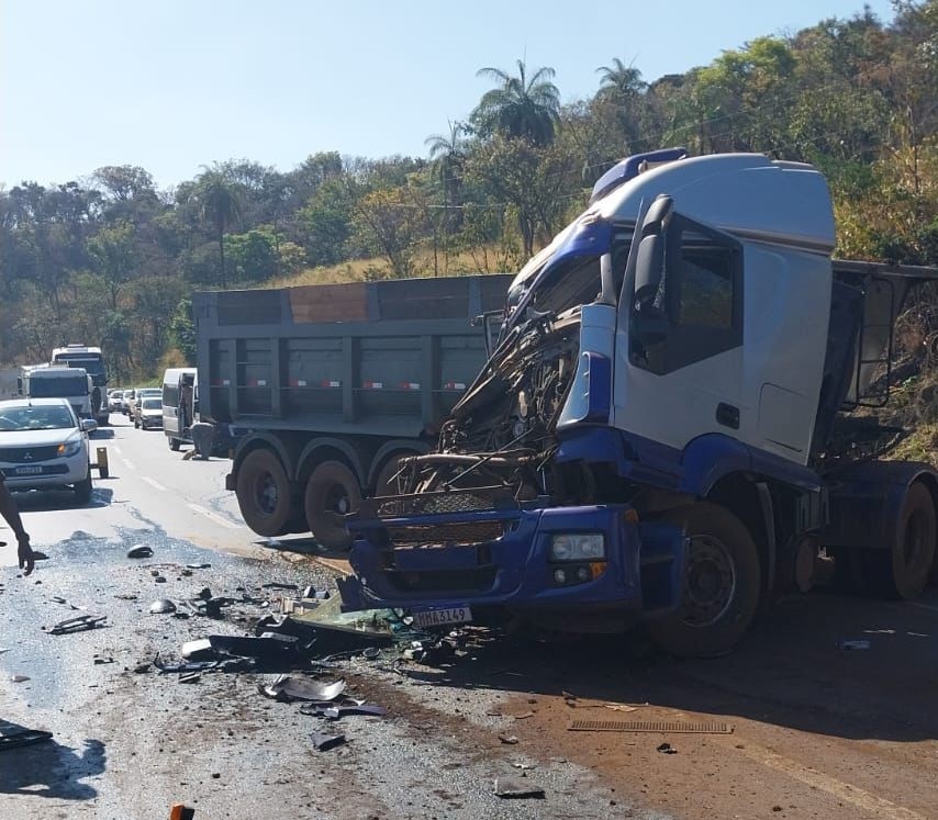 Batida entre carretas complica trânsito na BR-381, em Ravena - Foto: Divulgação