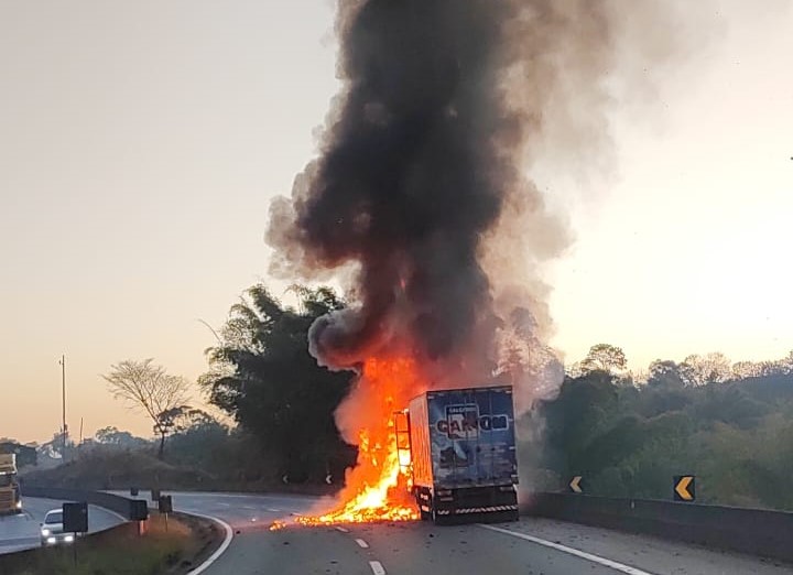 Acidente com caminhão interdita a BR-381; congestionamento chega a 10 km - Foto: Reprodução