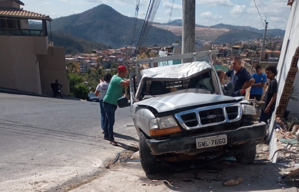 Motorista fica ferido após caminhão desgovernado bater em muro de casa no bairro Jardim Vitória, em BH - Foto: Divulgação/Corpo de Bombeiros