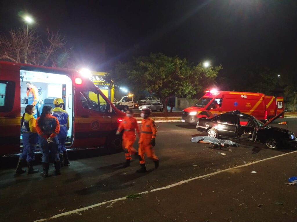 Dois jovens morreram após carro sair da pista e bater em poste em Uberlândia - Foto: Divulgação/Corpo de Bombeiros