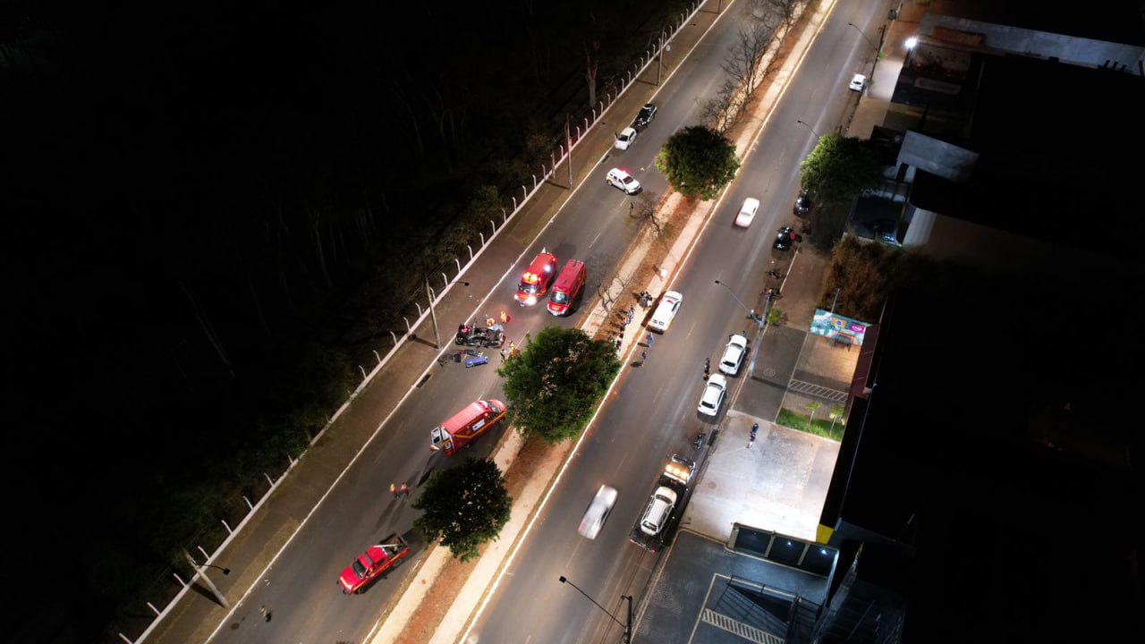 Dois jovens morreram após carro sair da pista e bater em poste em Uberlândia - Foto: Divulgação/Corpo de Bombeiros