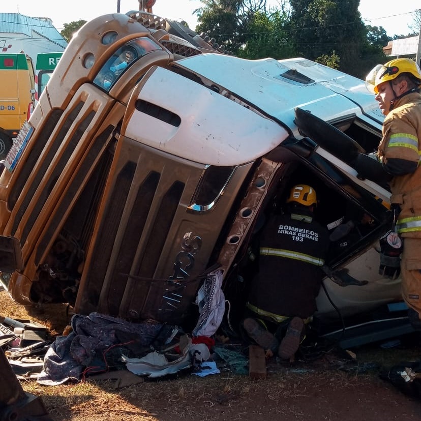 Motorista fica preso às ferragens após caminhão tombar na Rodovia Fernão Dias, em Betim -Foto: Divulgação/Corpo de Bombeiros