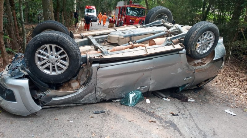 Mulher morre e nove pessoas ficam feridas após acidente em estrada de Governador Valadares - Foto: Divulgação/Corpo de Bombeiros