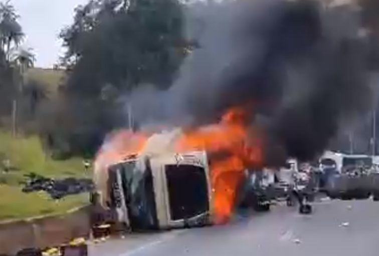 Carreta tomba, pega fogo e interdita totalmente Rodovia Fernão Dias, em Itaguara - Foto: Divulgação