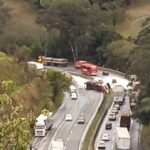 Caminhão tomba e derruba carga na Rodovia Fernão Dias, em Extrema - Foto: Reprodução