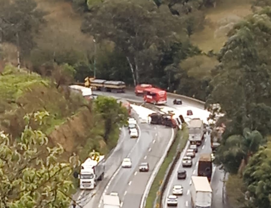 Caminhão tomba e derruba carga na Rodovia Fernão Dias, em Extrema - Foto: Reprodução