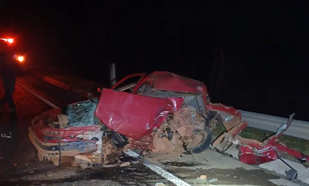 Motorista morre após carro bater de frente com ônibus na MG-050, em Passos - Foto: Divulgação/Polícia Militar Rodoviária