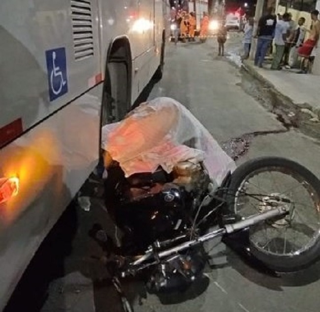 Jovem morre em acidente entre motocicleta e ônibus em Juiz de Fora - Foto: Divulgação/Corpo de Bombeiros