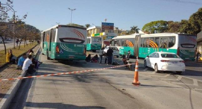 Acidente com ônibus do Move deixa feridos na Avenida Antônio Carlos, em BH - Foto: Divulgação/BHTrans