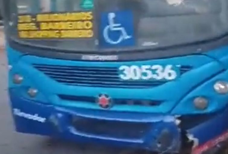 Ônibus perde freio, bate em barranco e deixa três feridos no bairro Bonsucesso, em BH - Foto: Reprodução/Redes Sociais
