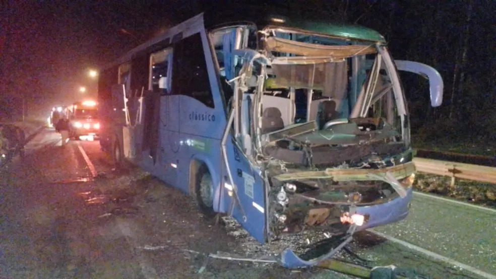 Dez pessoas ficam feridas após acidente entre ônibus e caminhão na BR-040, na Grande BH - Foto: Reprodução/Redes Sociais